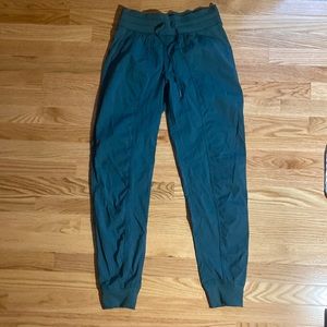Lulu Lemon joggers (mid-rise) (green)